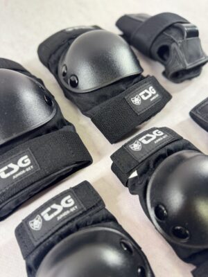 Ochraniacze TSG Junior Set Black 5-9 lat